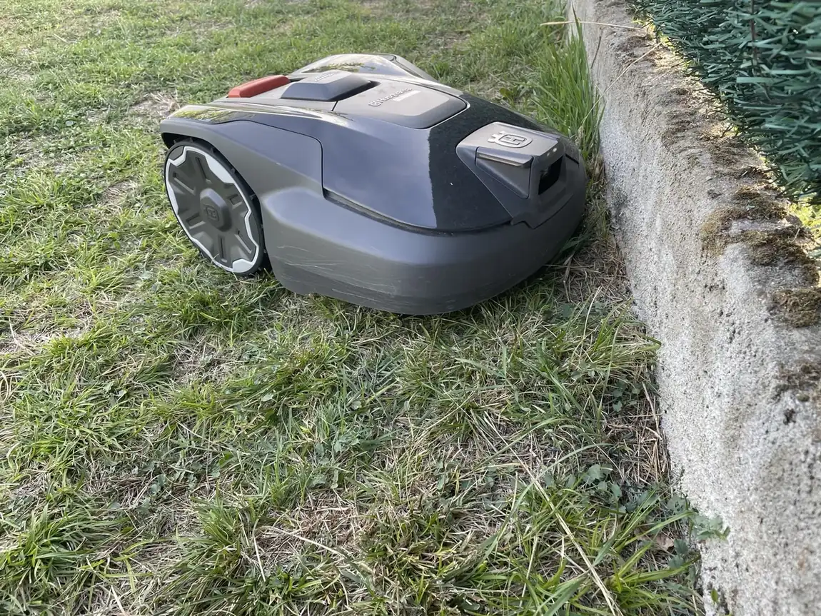 Aspire R6V au contact d’un mur dans le jardin LeBonRobot, photographie utilisée pour documenter les bordures