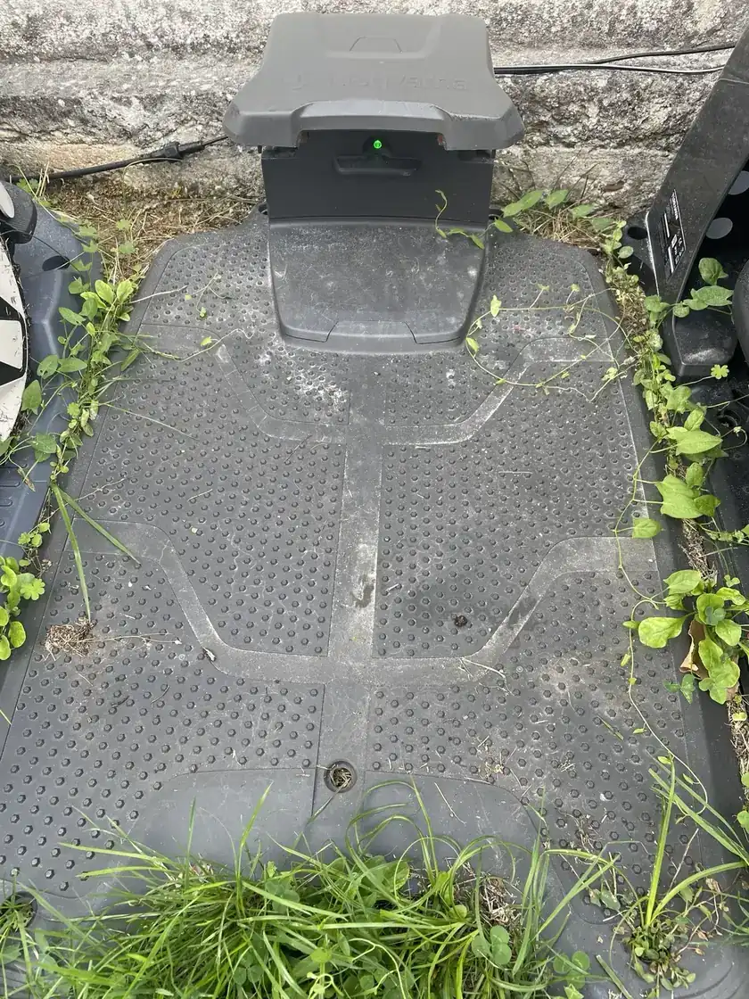 Station de charge du Husqvarna R6V installée dans le jardin test