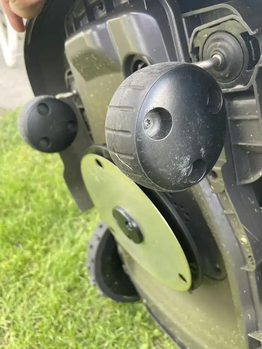 Dessous du Husqvarna R6V avec plaque métallique circulaire et deux petites roues avant visibles