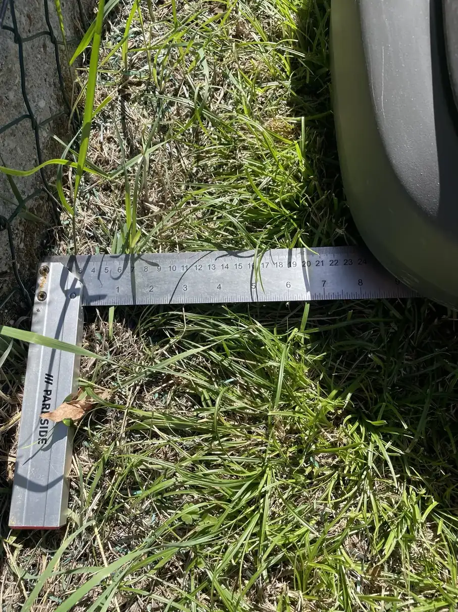 Règle placée entre le R6V et une limite pendant un essai de bordure