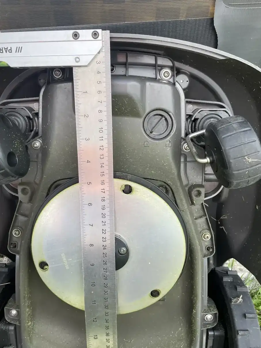 Seconde vue avec règle sous le Husqvarna R6V et plaque métallique circulaire visible
