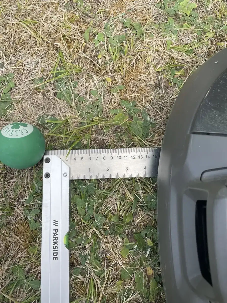 Petite balle verte et règle devant le Husqvarna R6V pendant un essai d’évitement