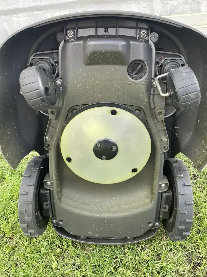 Dessous du Husqvarna R6V montrant les deux petites roues avant et les deux grandes roues motrices