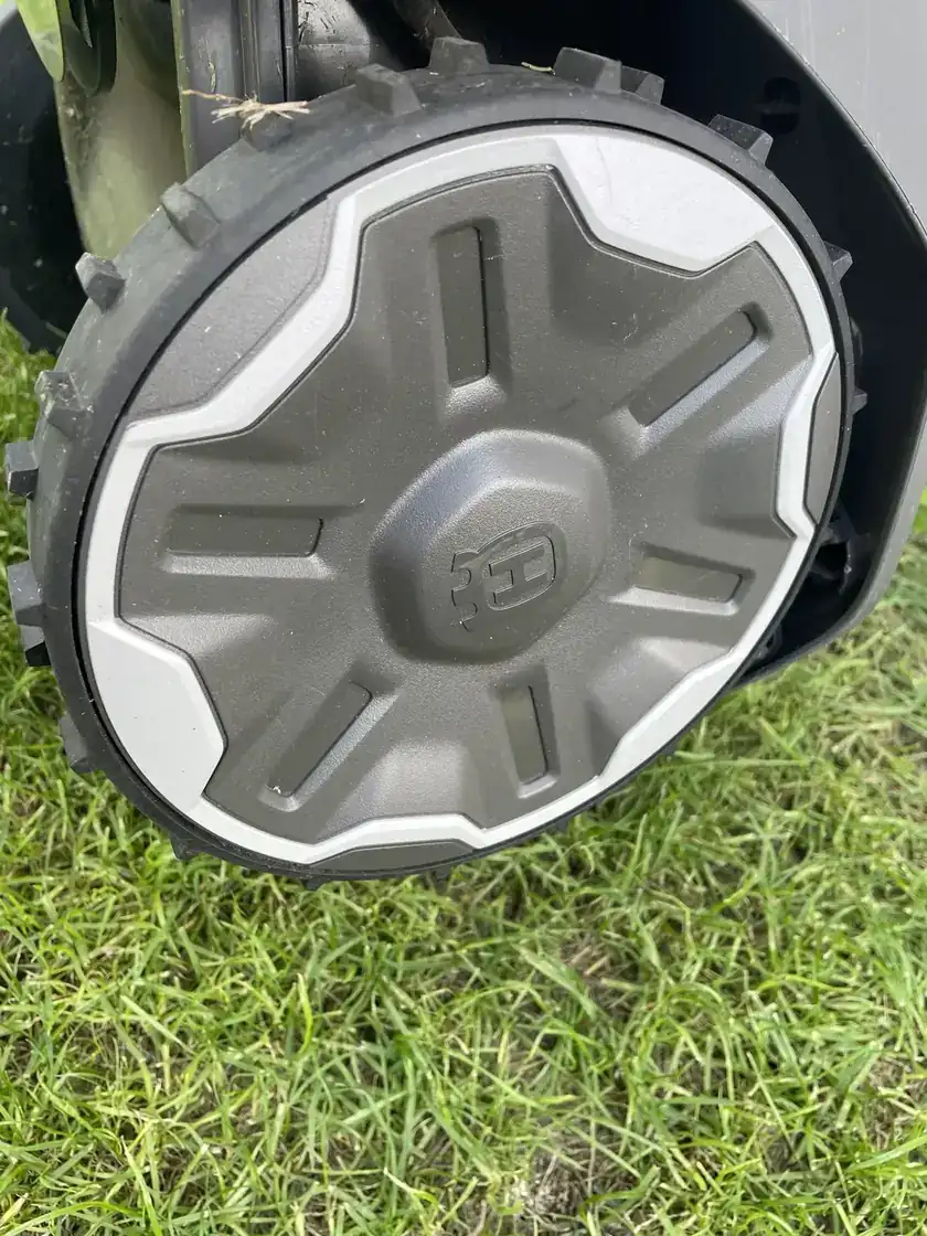 Gros plan d’une roue motrice arrière du Husqvarna R6V
