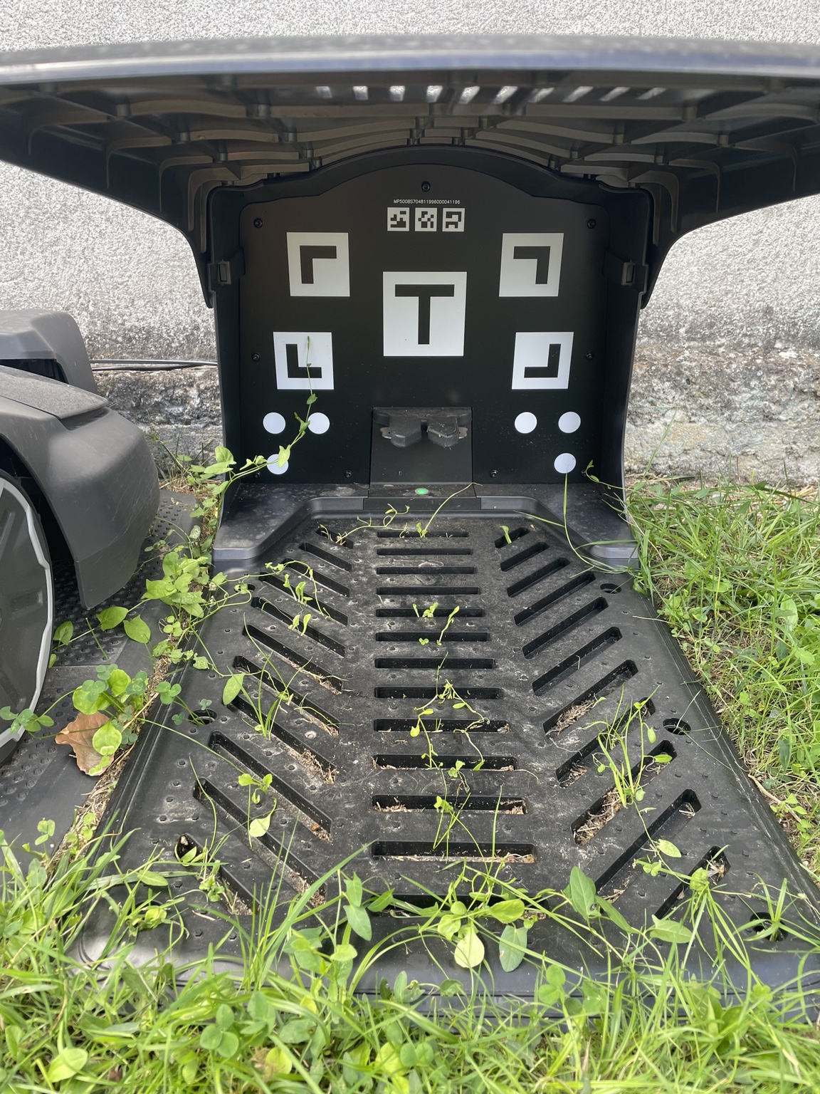 Intérieur de la station de charge TerraMow V1000 avec repères visuels et rampe