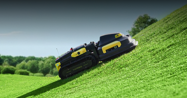 Yarbo Lawn Mower Pro à chenilles sur forte pente